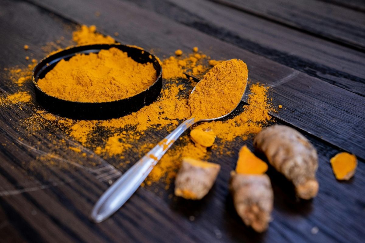 Cách tẩy lông chân tại nhà bằng bột nghệ