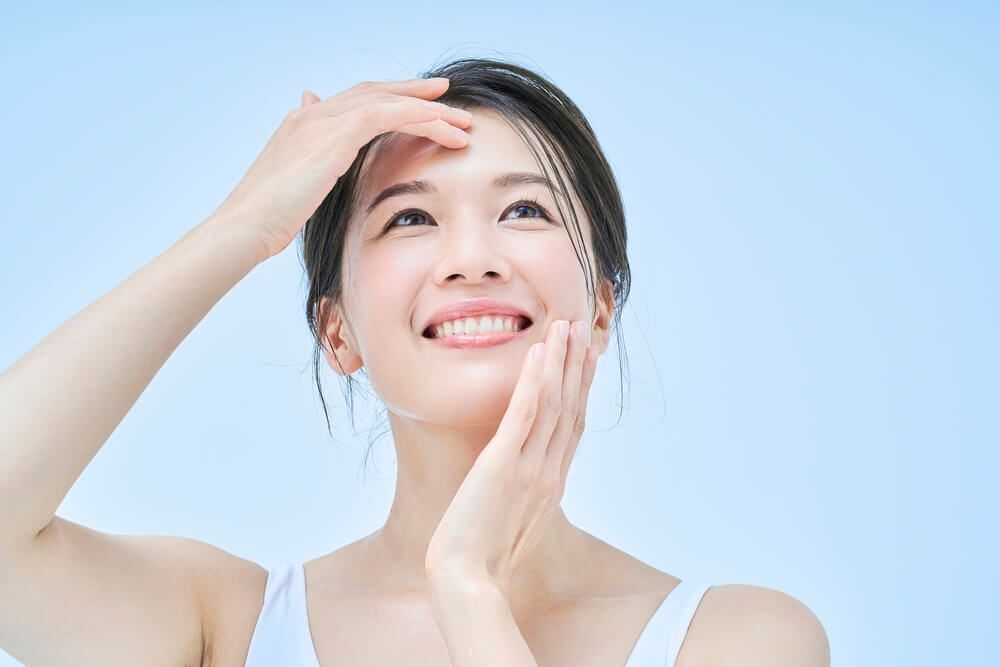 da chảy xệ là gì cô gái lấy hai bàn tay chạm vào vùng trán và má