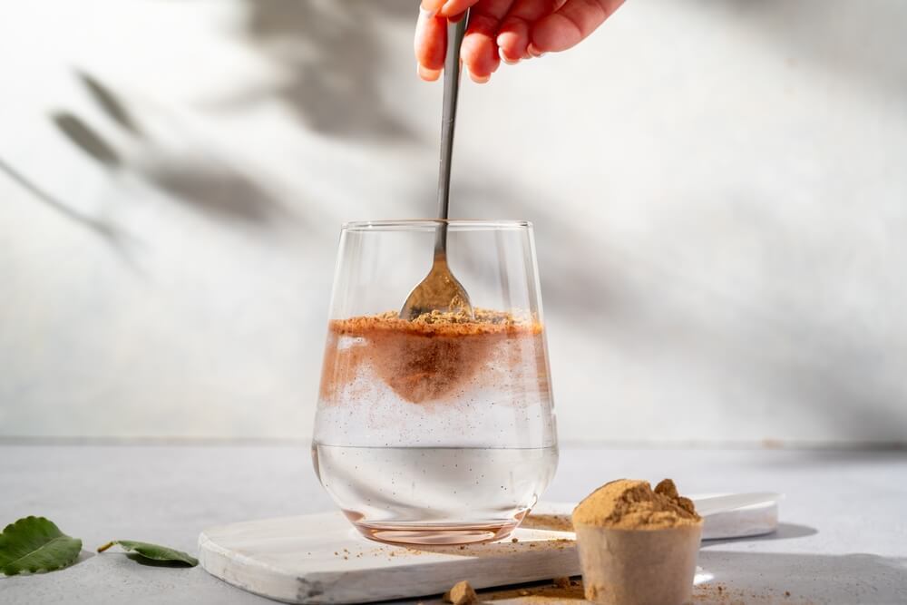 cách khắc phục da bị chảy xệ ly nước được pha bột collagen màu da cam