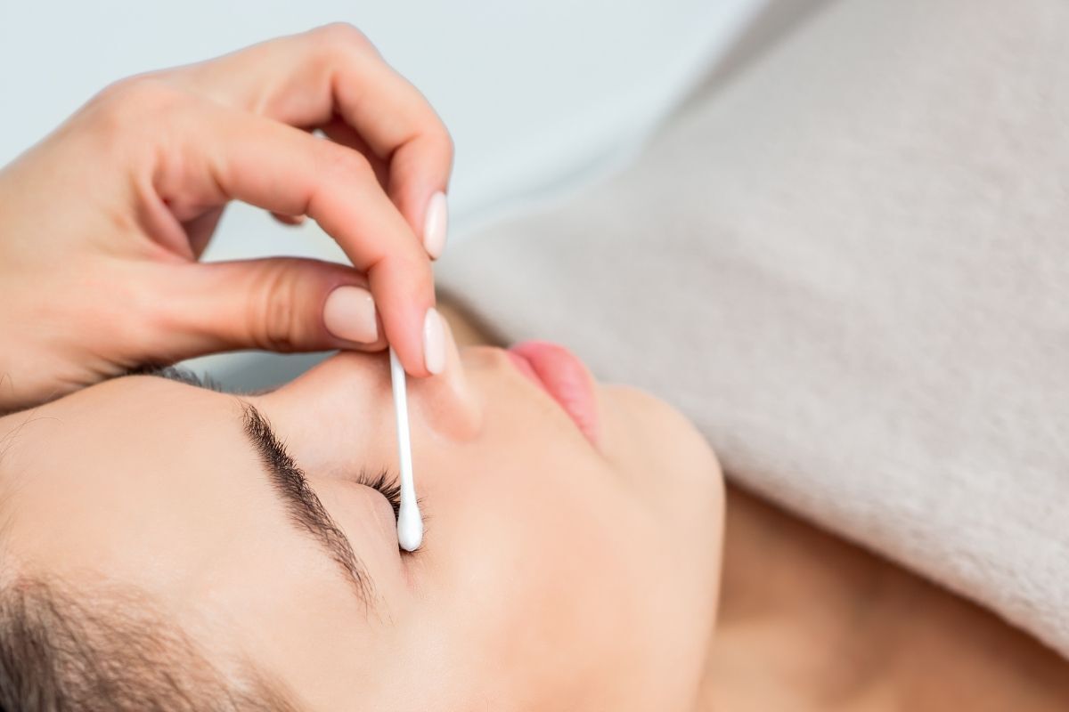 cách uốn mi cong tự nhiên dùng tăm bông