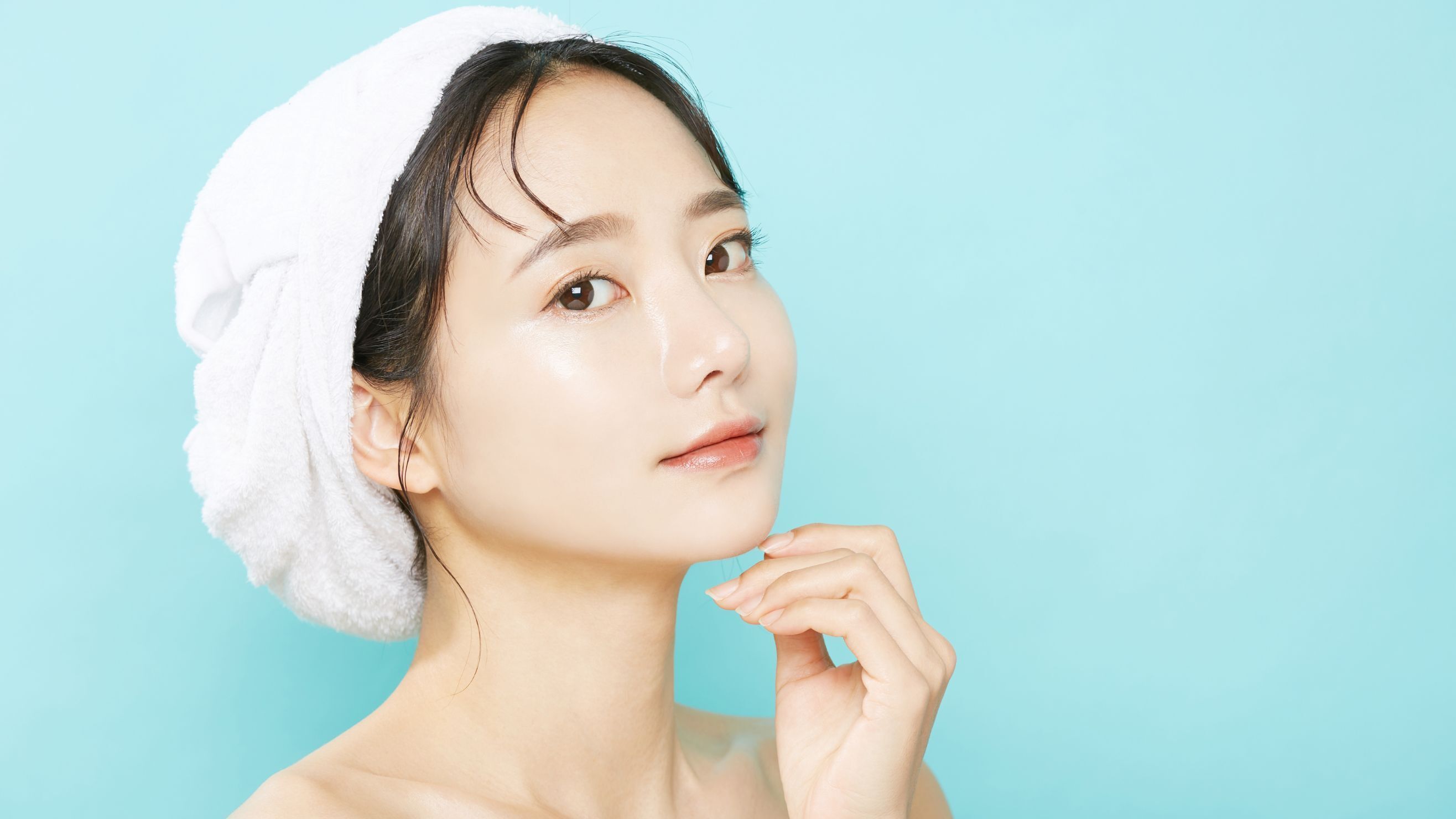 nên ủ tóc trước hay sau khi gội đầu cô gái quấn khăn tắm trên đầu