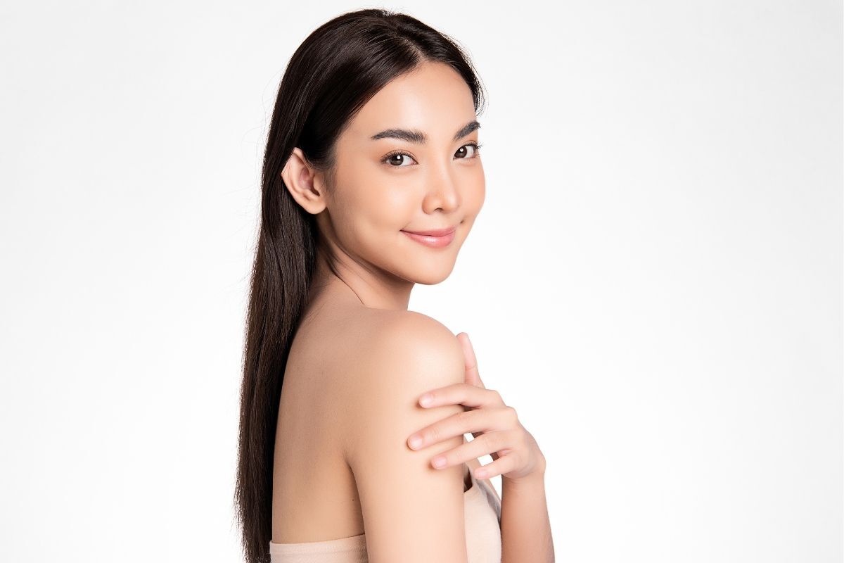 Kiểu tóc ngang vai ngang lưng cô gái chạm tay vào vai