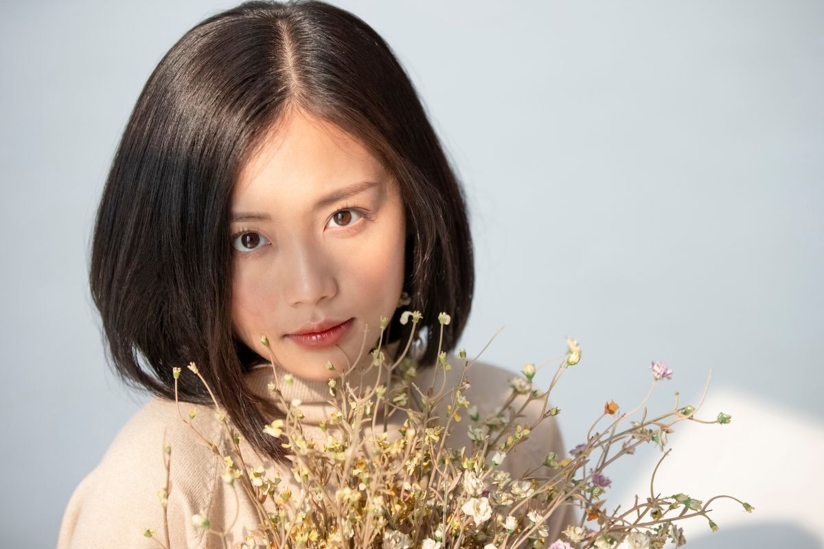 Tóc mái đẹp cho mặt tròn: mái dài 2024