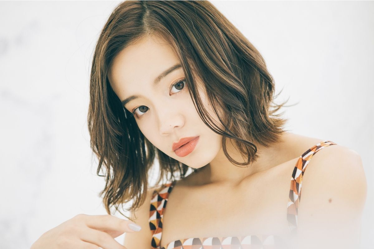 Tóc mái dài xoăn rẽ ngôi lệch 2024