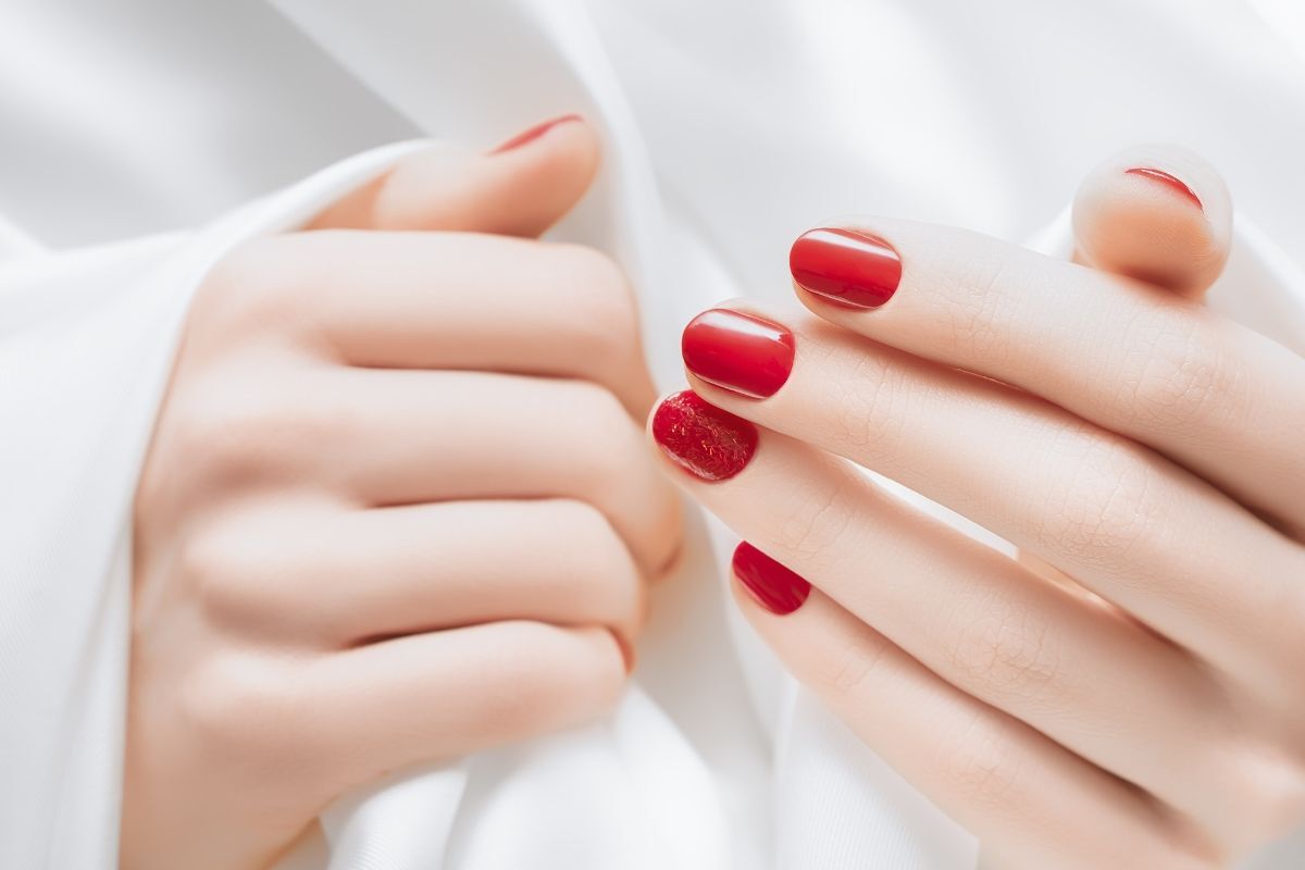 màu móng tay đẹp tôn da màu đỏ nền trắng
