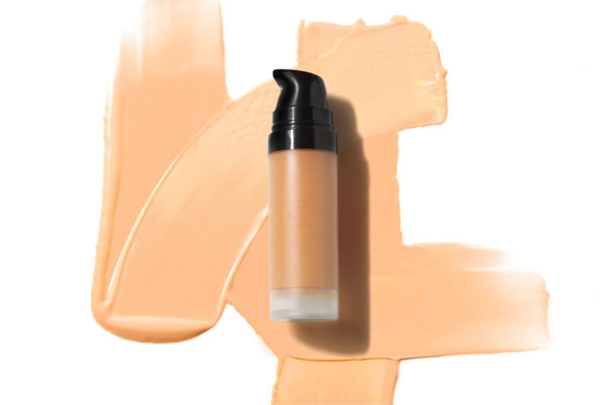 cách bôi lại kem chống nắng kem chống nắng có màu chai kem chống nắng có màu cùng những kết cấu kem trên nền trắng