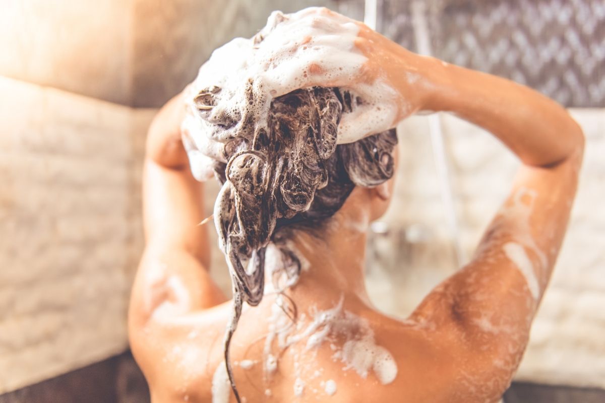 Hạn chế gội đầu quá thường xuyên