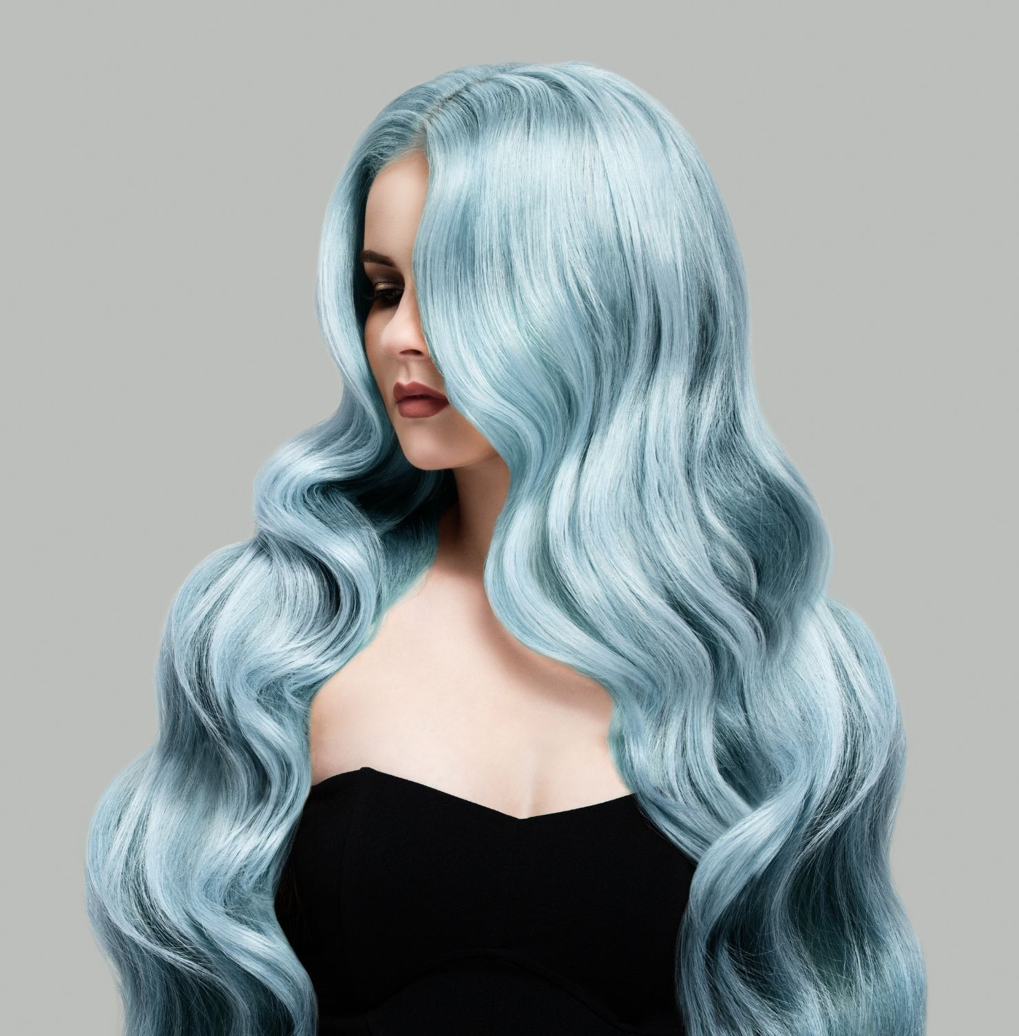 Tóc bạch kim trên nền tóc xanh