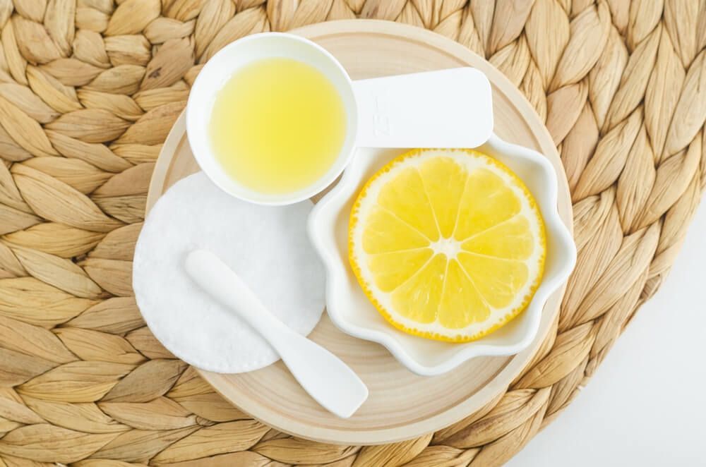 gội đầu bằng chanh gội đầu trị gàu bằng chanh nửa quả chanh vắt nước để trên một chiếc đệm bằng cói