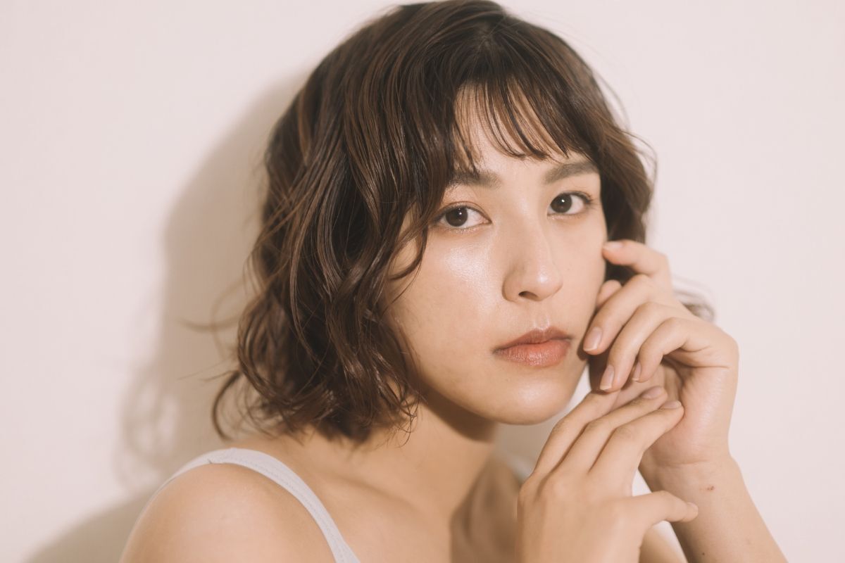 tóc ngắn nữ cá tính tóc ngắn cá tính cho nữ mặt dài cô gái đan hai bàn tay vào nhau và chạm lên má 