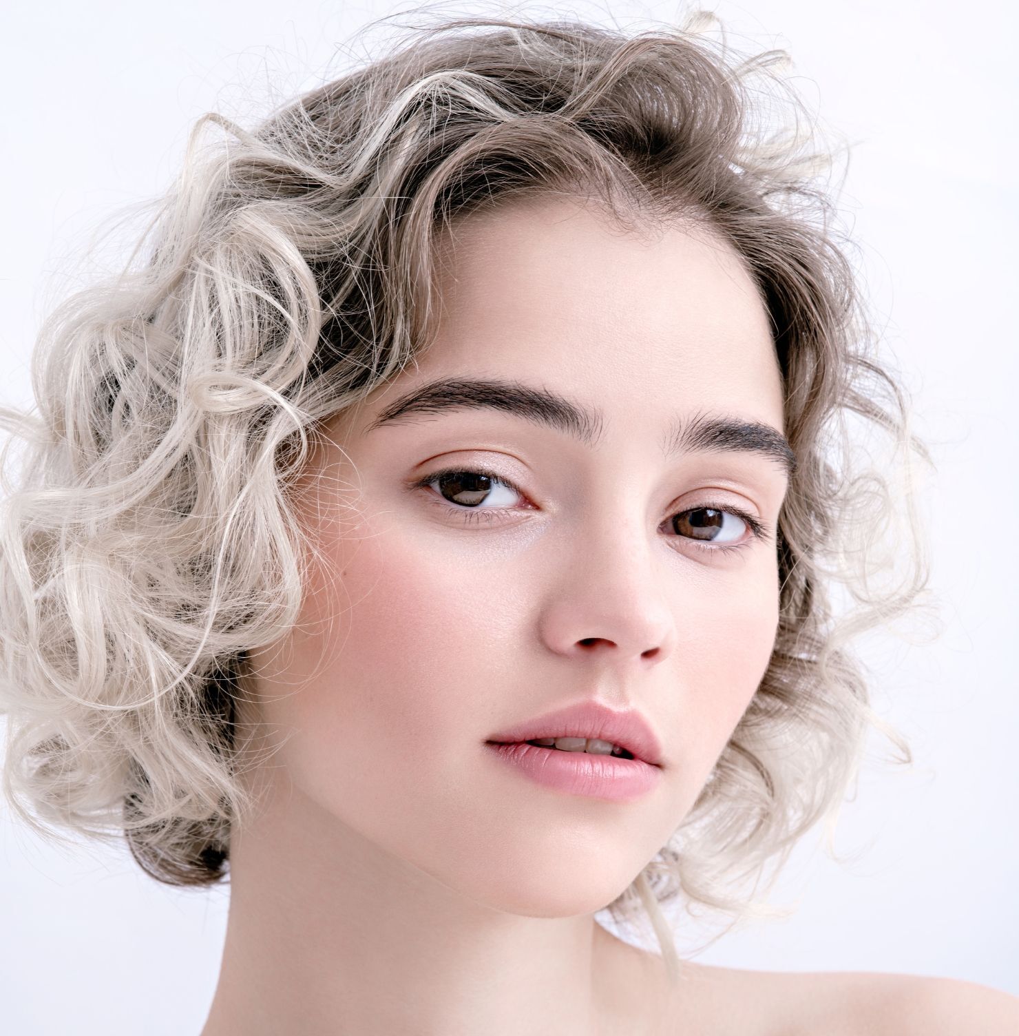  Tóc bạch kim uốn xoăn