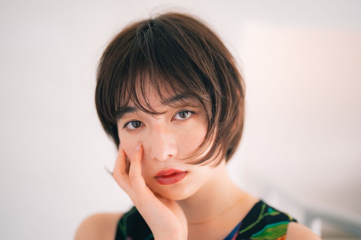 tóc ngắn nữ cá tính tóc ngắn cá tính cho nữ mặt vuông cô gái áp bàn tay lên má bên phải 