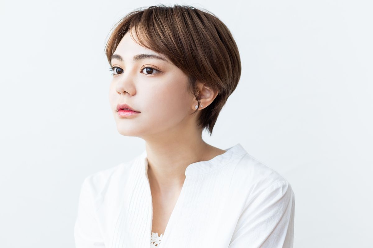 tóc ngắn nữ cá tính tóc ngắn cá tính cho mặt trái xoan ảnh chụp góc nghiêng của cô gái mặc áo sơ mi trắng 