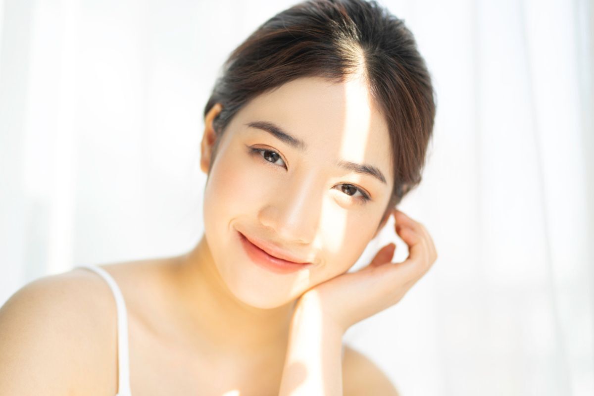 thu nhỏ lỗ chân lông bảo vệ da khỏi tác động tiêu cực từ ánh nắng mặt trờichân dung cô gái trẻ châu Á dưới ánh mặt trời