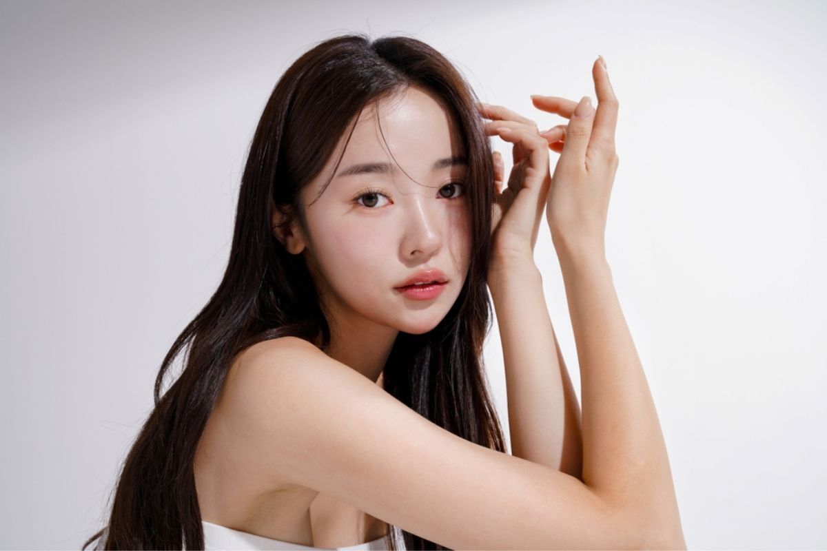 thu nhỏ lỗ chân lông chân dung người phụ nữ trẻ trung và xinh đẹp với mái tóc đen dài