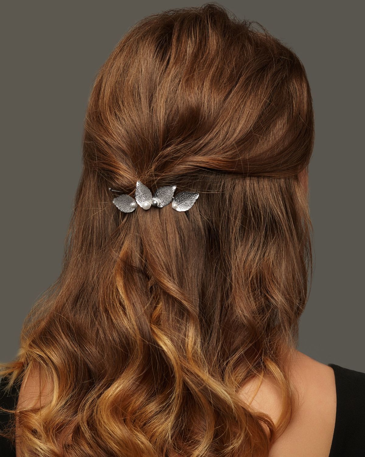 kiểu tóc đi tiệc mặt tròn tóc buộc nửa đầu đơn giản