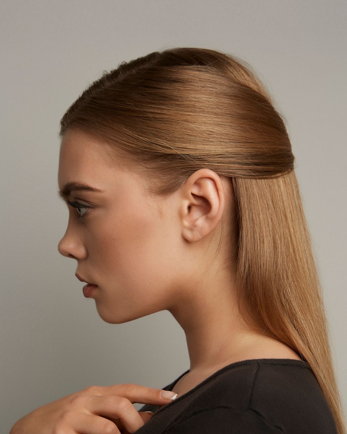 kiểu tóc đi tiệc mặt tròn tóc buộc nửa đầu đơn giản