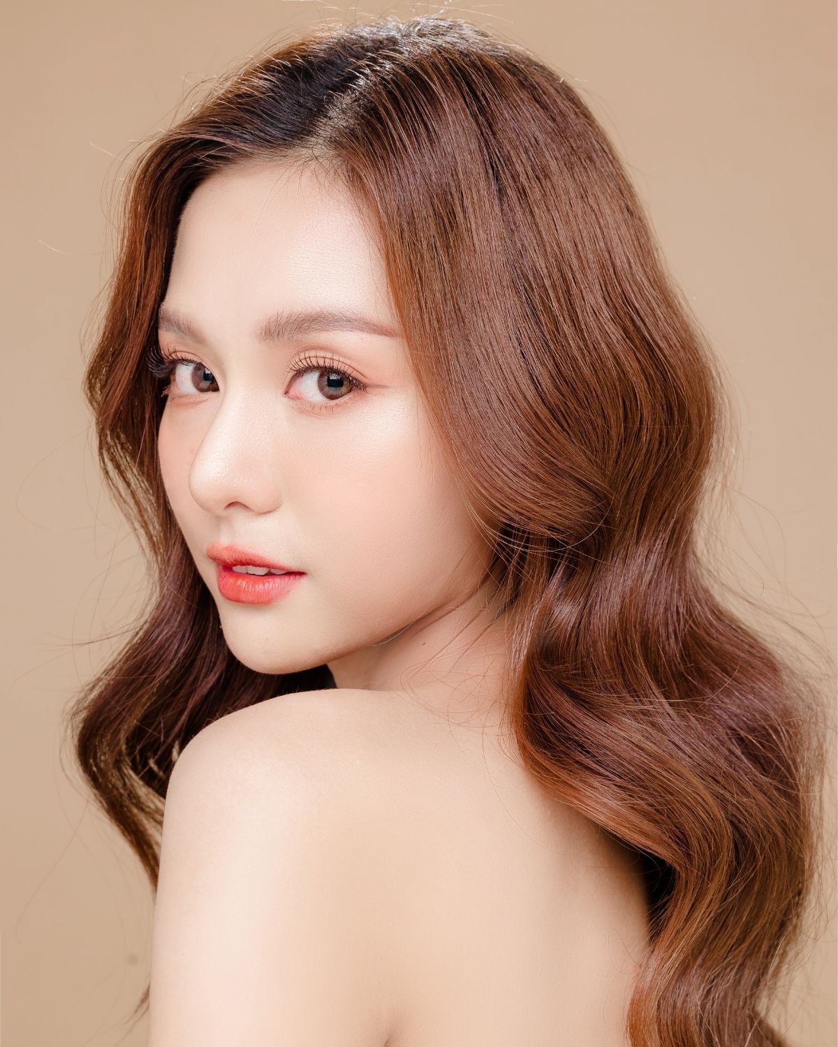 kiểu tóc đi tiệc mặt tròn tóc xoăn sóng lơi