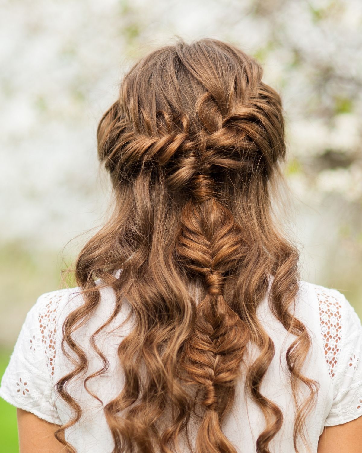 kiểu tóc đi tiệc mặt tròn tóc tết nửa đầu