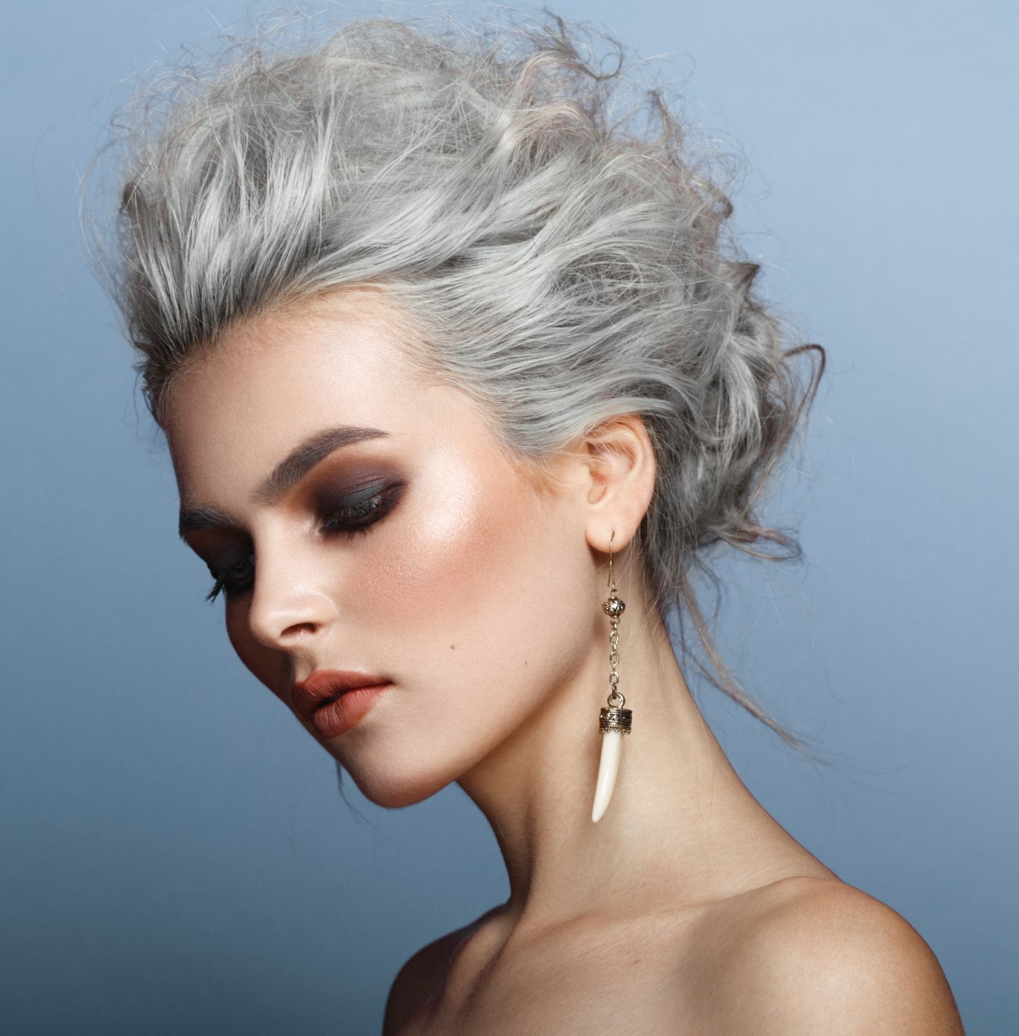  Màu tóc bạch kim khói