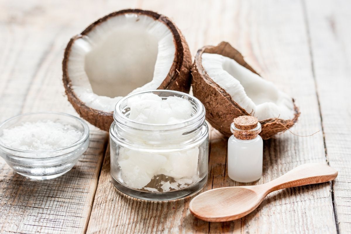 Cải thiện tình trạng tóc khô xơ bằng dầu dừa