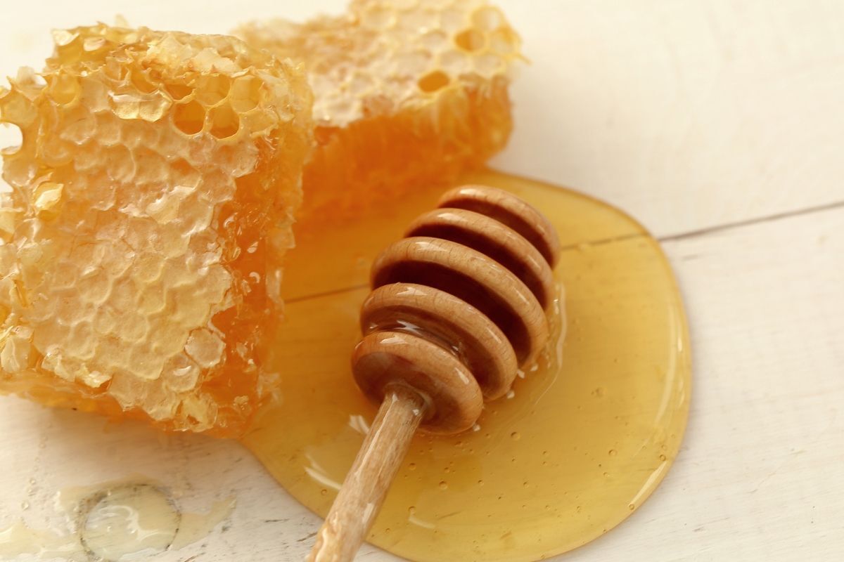 Chữa đuôi tóc khô xơ bằng mật ong