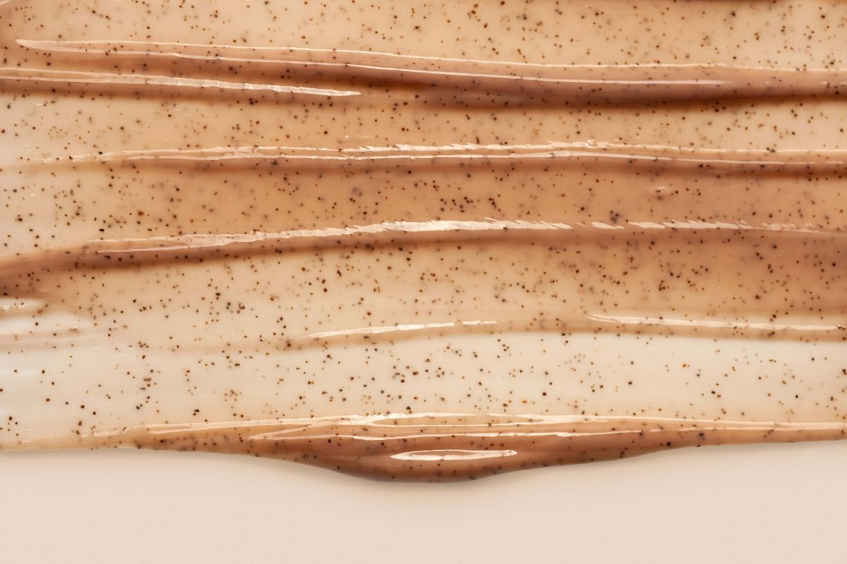 tẩy da chết cho da mặt hạt màu nâu trong kem màu nâu