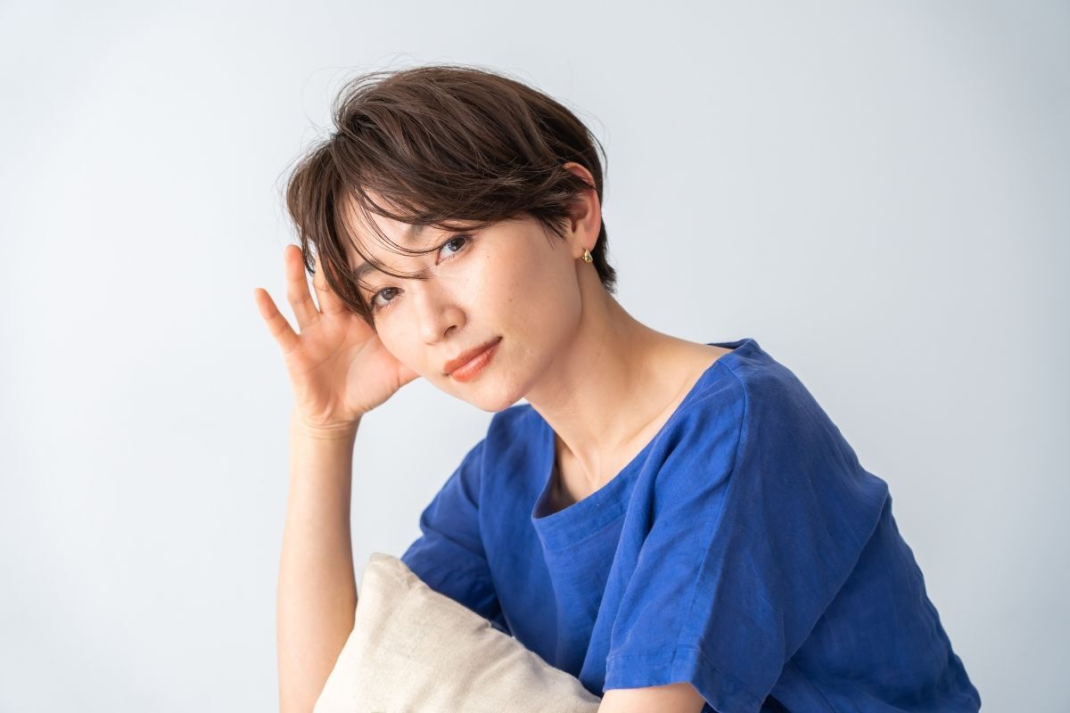 Kiểu tóc cho mặt vuông không bao giờ nên bỏ lỡ cô gái mặc áo thun xanh ôm gối màu trắng 