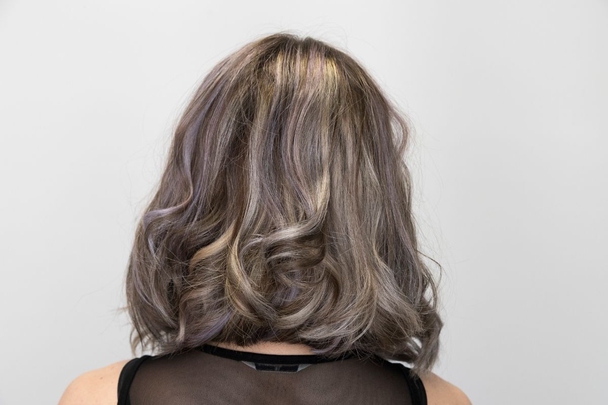 tóc màu nâu tây xám tro cô gái tóc bob đứng quay lưng