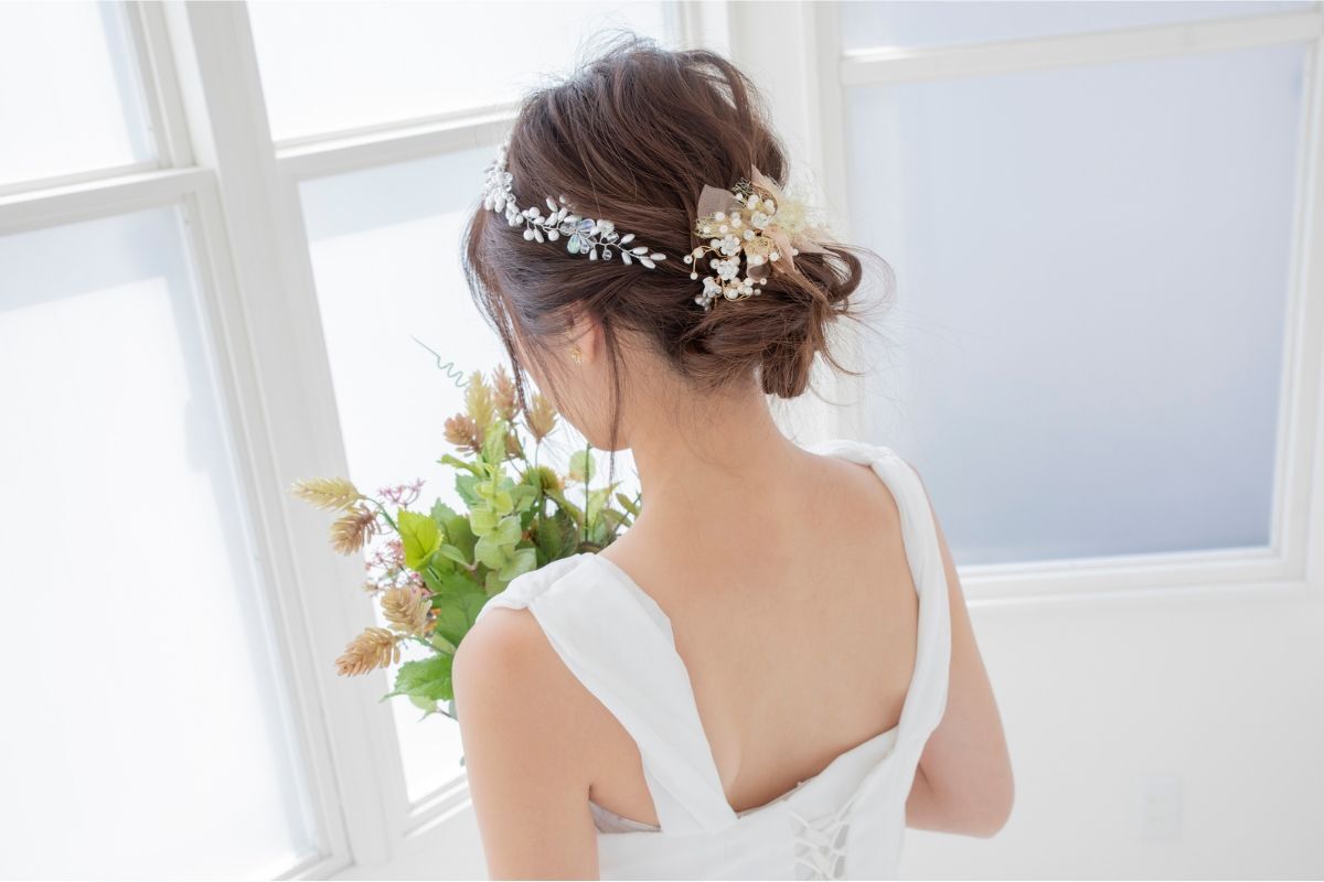 nhuộm tóc màu nâu khói đã thống trị như thế nào cô gái mặc áo cưới búi thấp cài băng đô màu trắng hoa đứng quay lưng 