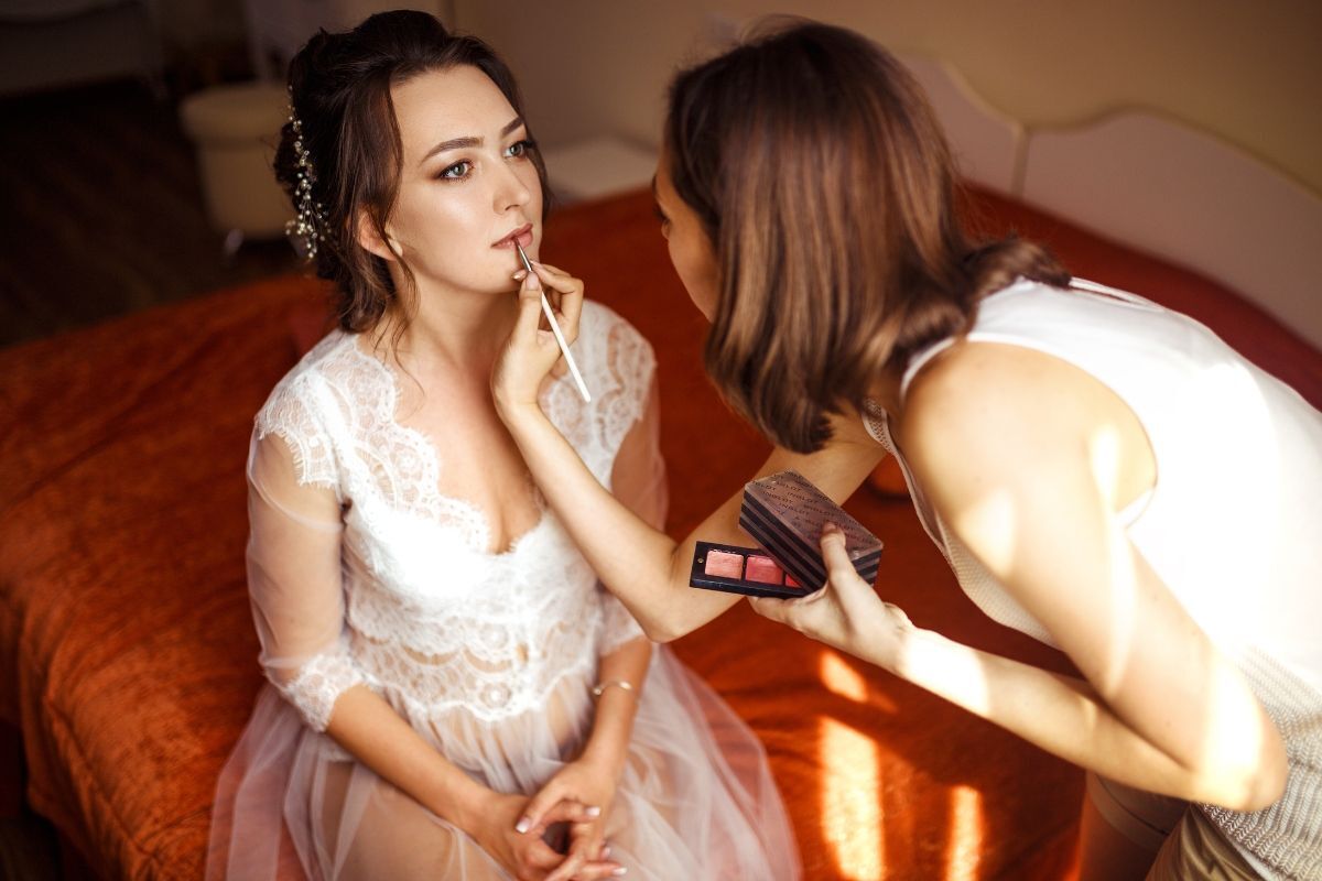 trang điểm cô dâu thợ trang điểm cho cô dâu đang ngồi