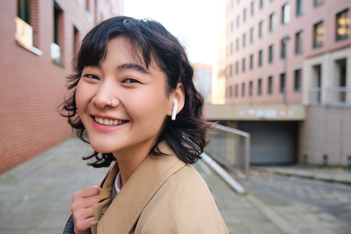 4 kiểu tóc mài hàn quốc đẹp bất chấp mọi khuôn mặt cô gái đeo tai nghe cười rạng rỡ 