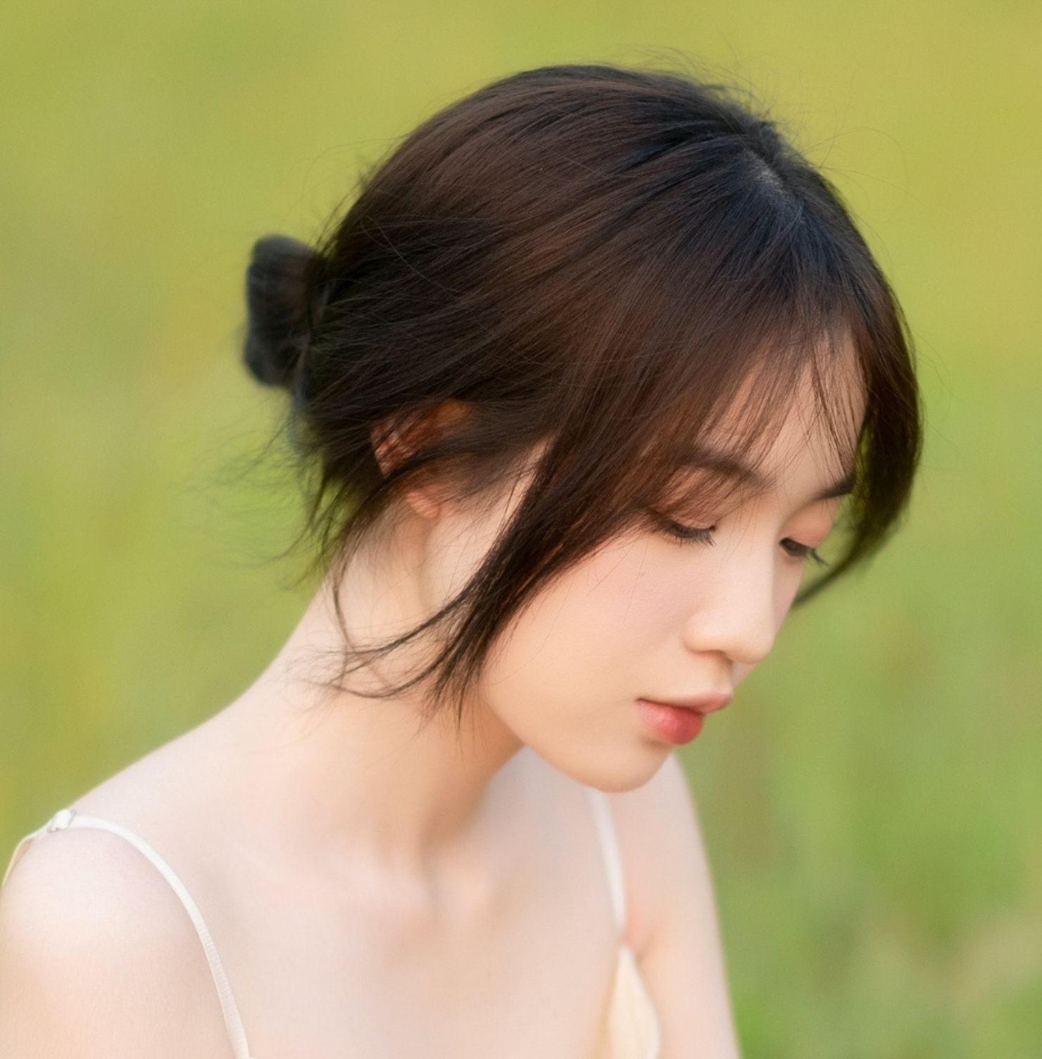 Kiểu tóc búi với mái thưa