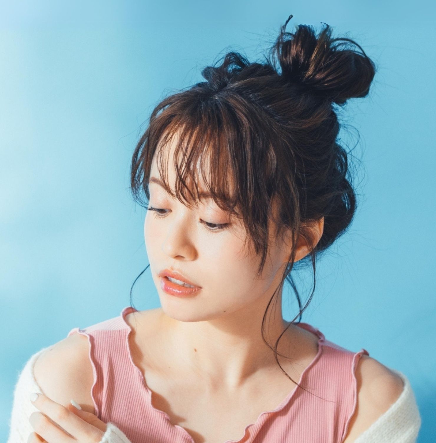 Kiểu tóc búi với mái thưa