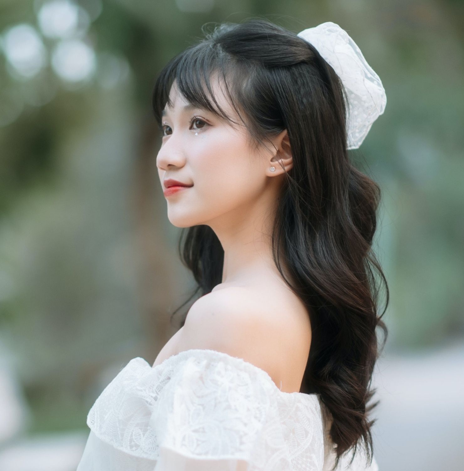 Tóc buộc nửa đầu mái thưa