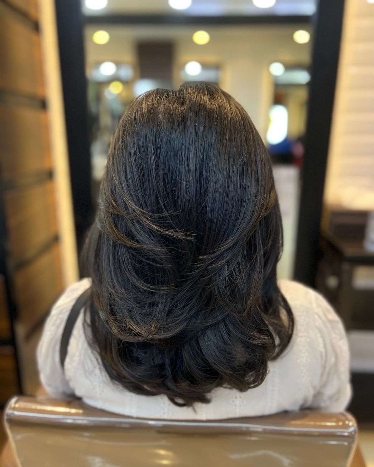 Tóc layer nữ chụp từ phía sau cô gái có mái tóc đen