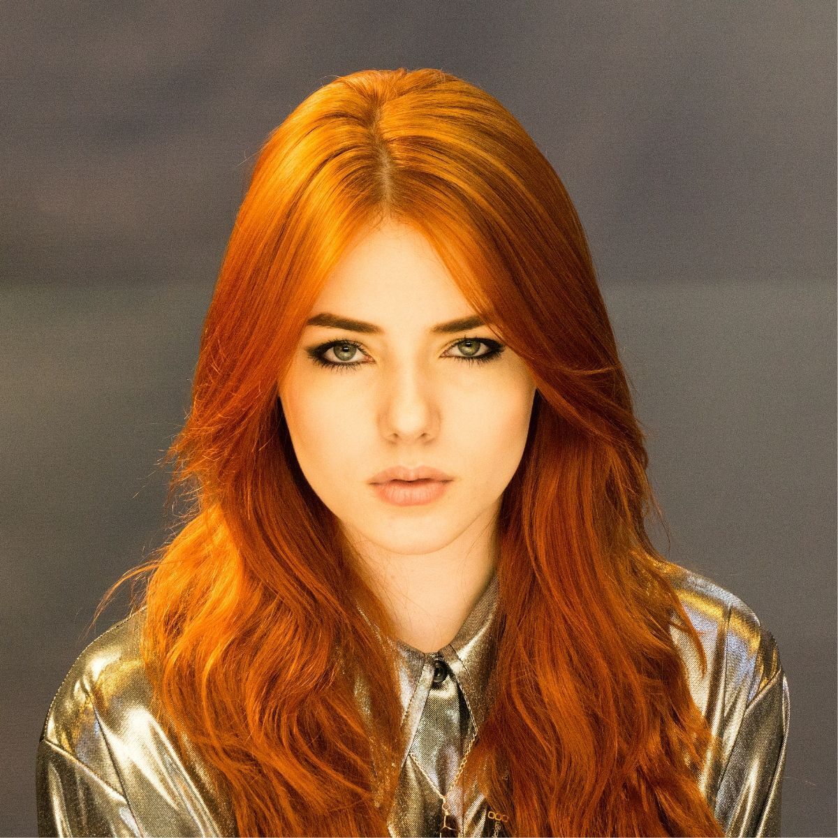 Tóc layer nữ dài đẹp cô gái nhìn thẳng vào ống kính