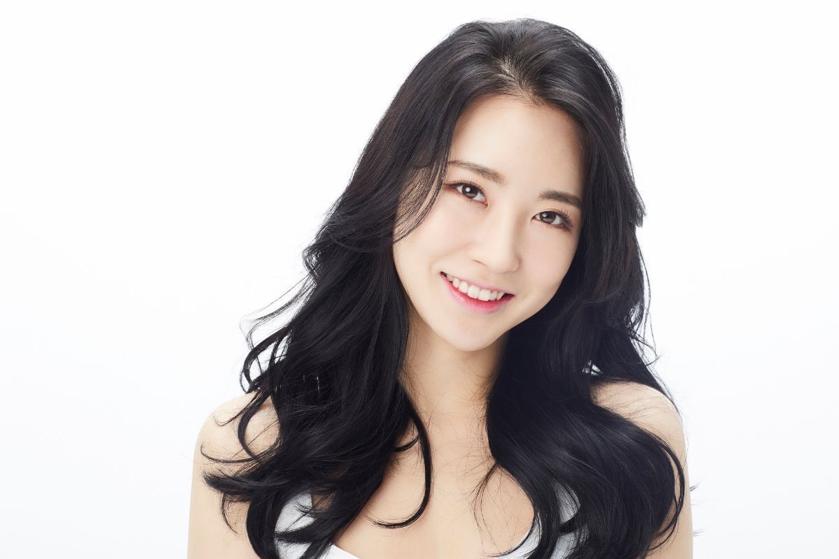 Tóc layer nữ cô gái tóc màu đen chụp hình trên nền trắng