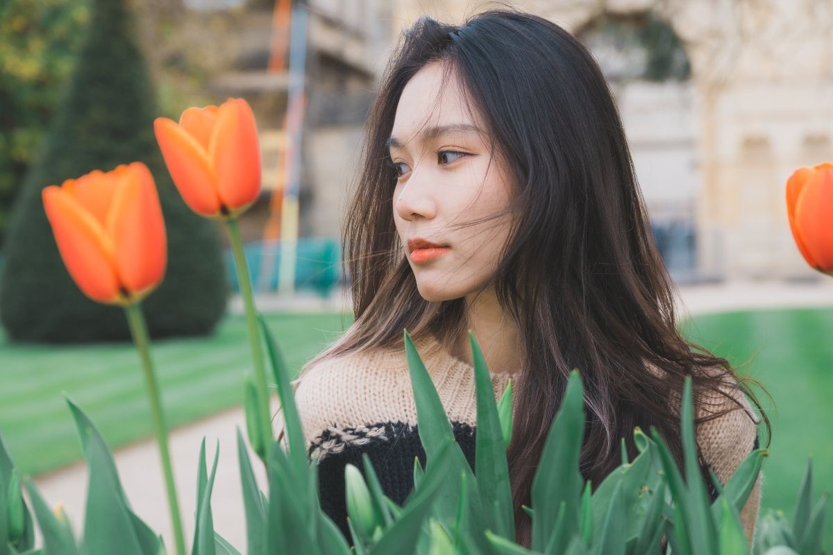 Tóc layer nữ cho mặt trái xoan bên hoa tulip