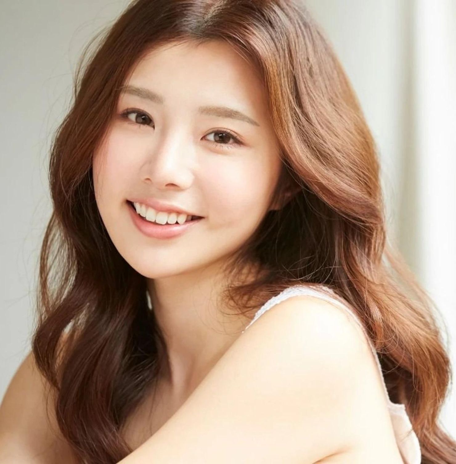 Tóc layer nữ uốn nhẹ cô gái mỉm cười