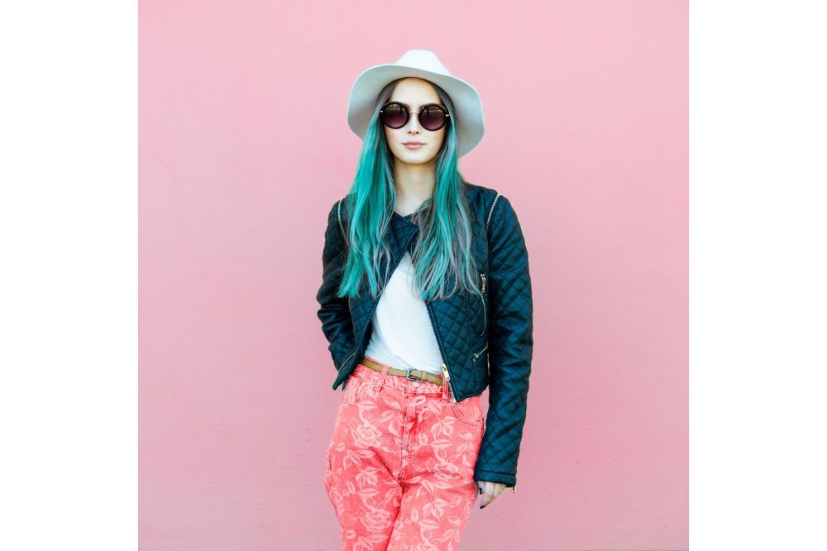 kiểu tóc màu xanh rêu cô gái đội nón tóc màu xanh rêu sáng 