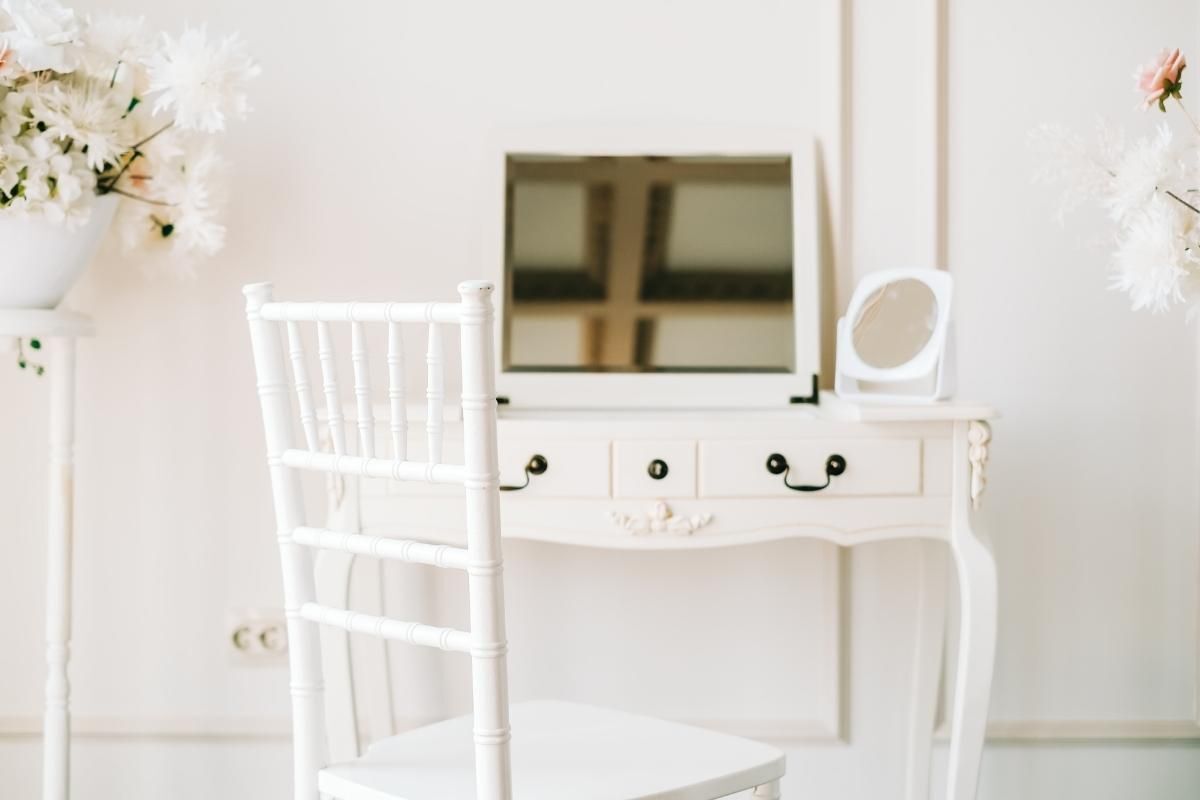 Bàn trang điểm màu trắng tích hợp ngăn kéo đa năng