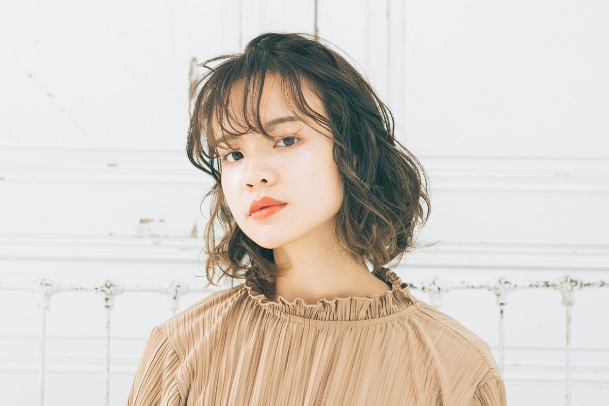 Tóc bob ngắn uốn xoăn lọn to