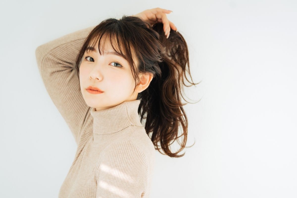 Tóc mái thưa buộc cao