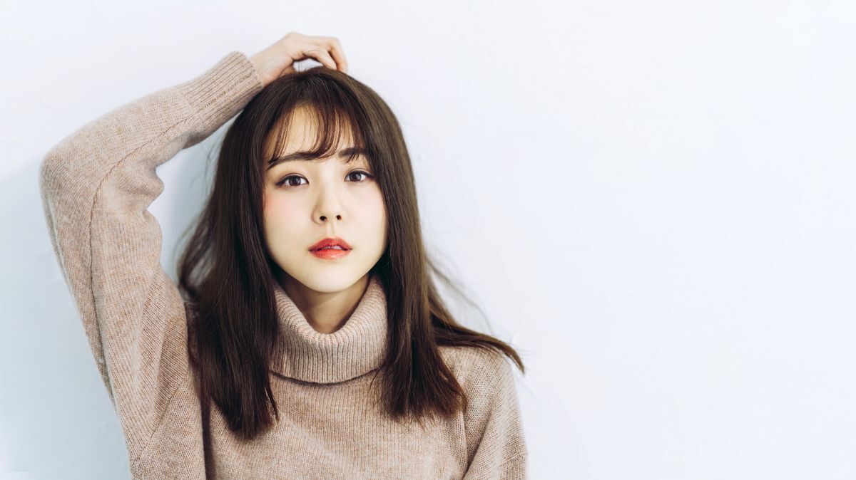 Tóc ngang vai thẳng mái thưa