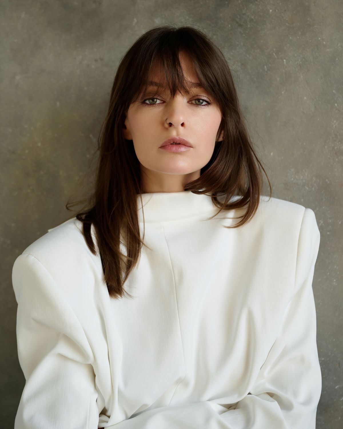 Tóc ngang vai thẳng mái thưa