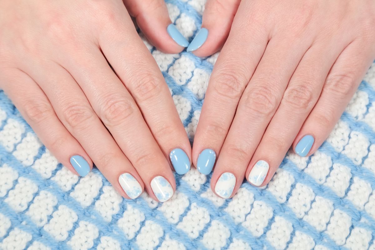 mẫu nail đẹp nhẹ nhàng nail màu xanh biển trên nền vải len caro trắng xanh