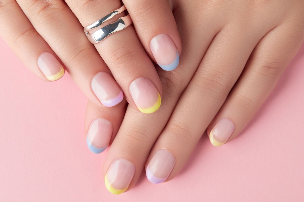 mẫu nail đẹp nhẹ nhàng màu nude dầu móng đủ màu trên nền hồng