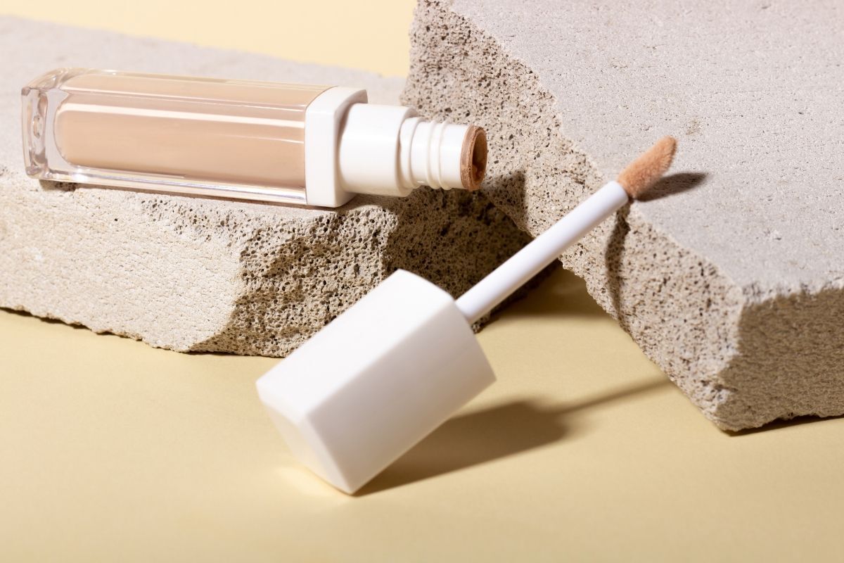 kem che khuyết điểm dạng kem đặt trên cục gạch