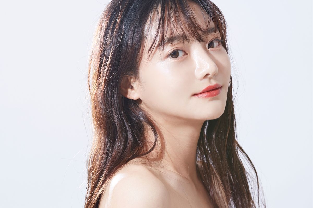 Các kiểu dáng môi dáng môi mỏng cô gái chụp trên nền trắng xám